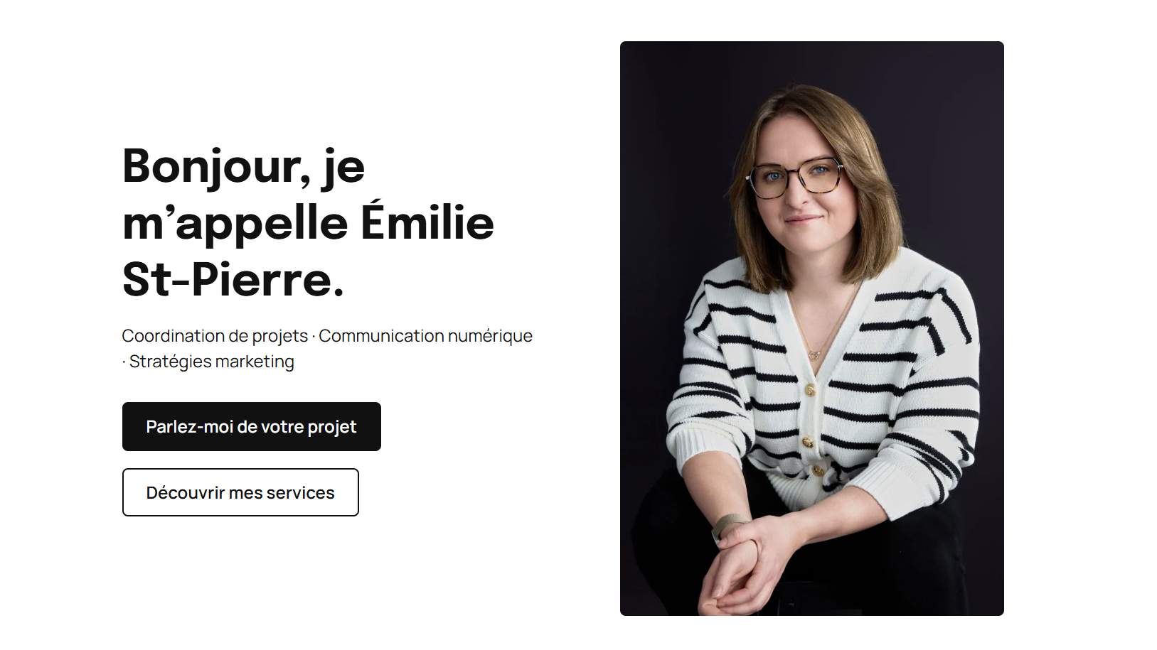 Portrait d'Émilie St-Pierre, entrepreneure spécialisée en gestion, événementiel et communications, vêtue d'une chemise à rayures blanches et noires.